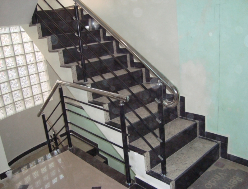 Fábrica de Corrimão de Ferro para Escada Caracol Localização Santo Amaro - Fábrica de Corrimão de Ferro com Vidro
