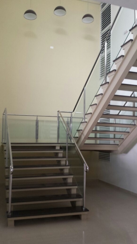 Instalação de Corrimão de Aço Inox com Vidro Campo Limpo - Instalação de Corrimão de Aço Inox para Escadas