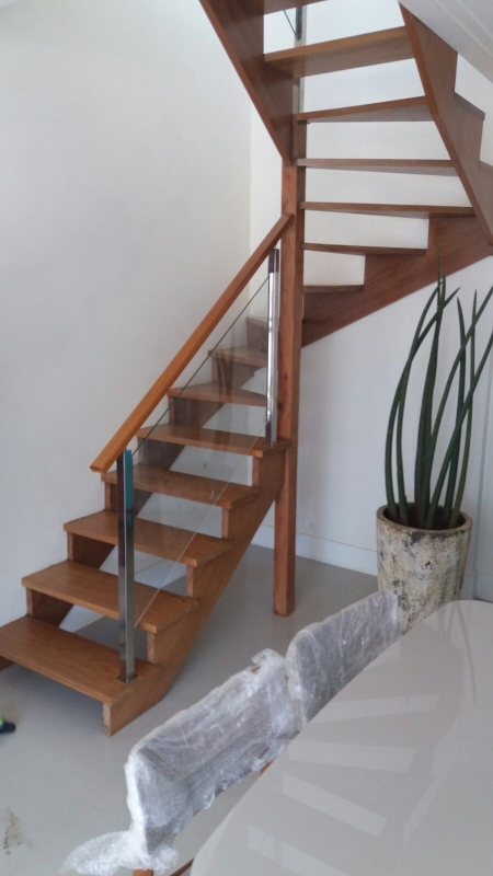 Instalação de Corrimão de Vidro para Escada de Madeira Guaianases - Corrimão de Vidro Fumê