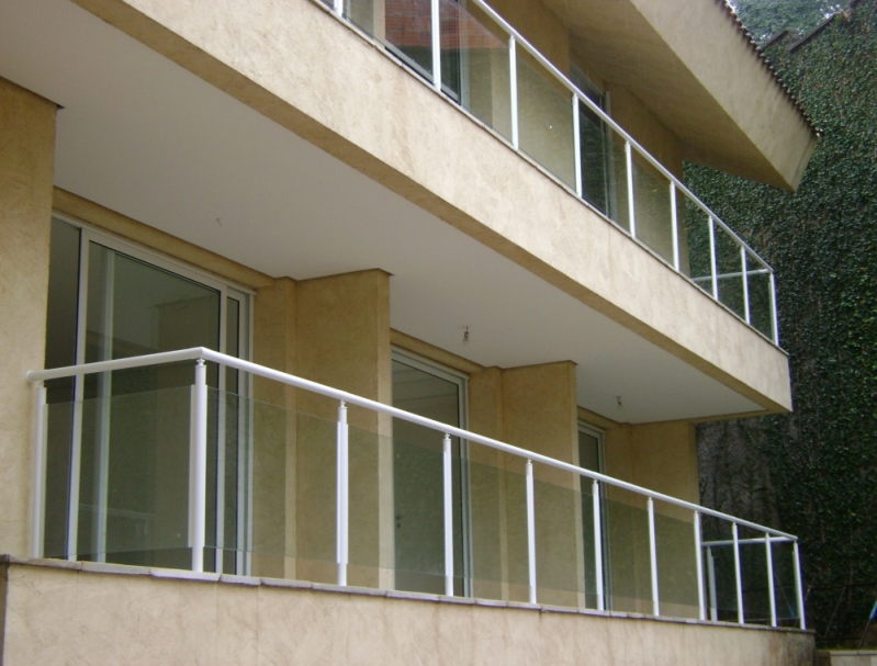 Instalação de Corrimão de Vidro para Sacada Jockey Club - Corrimão de Vidro para Escada de Madeira