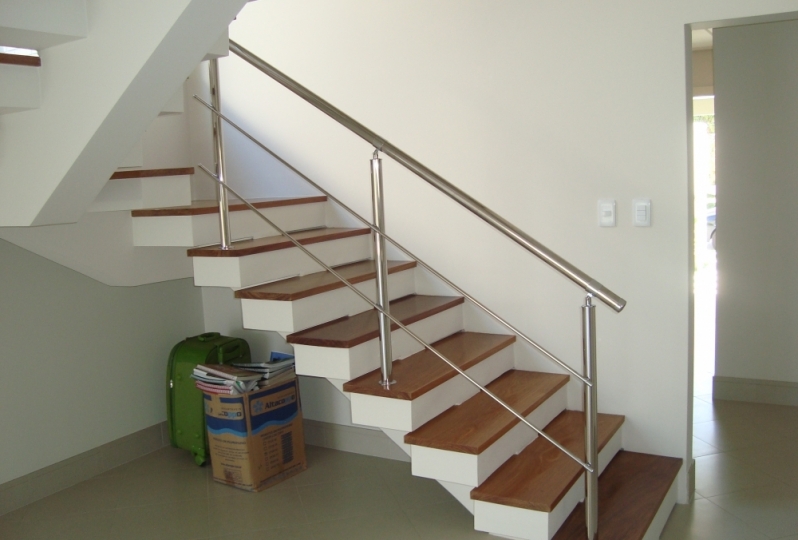 Serviço de Instalação de Corrimão de Aço Inox para Escada Reta Freguesia do Ó - Instalação de Corrimão de Inox Brilhante